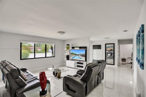 House in Miami, Florida 6 bedrooms, 325.07 sq.m. № 1942388 - photo 6