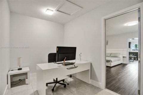 House in Miami, Florida 6 bedrooms, 325.07 sq.m. № 1942388 - photo 12