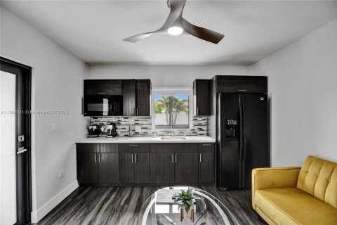 House in Miami, Florida 6 bedrooms, 325.07 sq.m. № 1942388 - photo 22