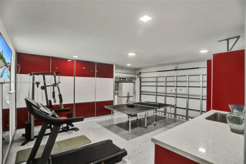 House in Miami, Florida 6 bedrooms, 325.07 sq.m. № 1942388 - photo 24