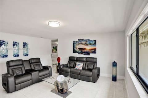 House in Miami, Florida 6 bedrooms, 325.07 sq.m. № 1942388 - photo 9