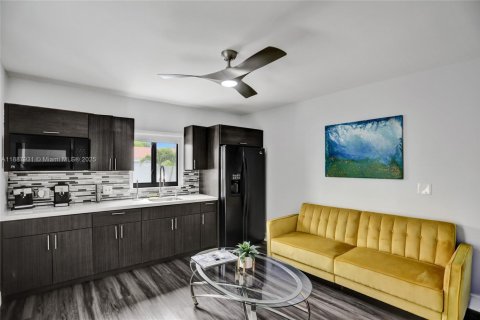 House in Miami, Florida 6 bedrooms, 325.07 sq.m. № 1942388 - photo 21