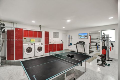 House in Miami, Florida 6 bedrooms, 325.07 sq.m. № 1942388 - photo 26