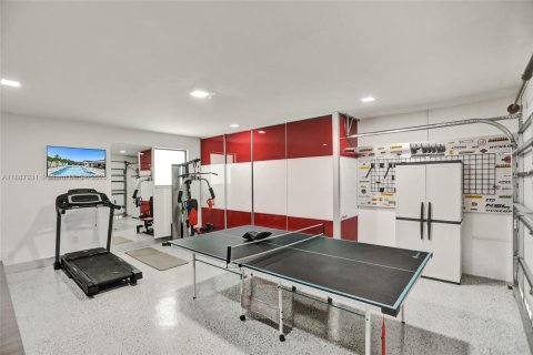 House in Miami, Florida 6 bedrooms, 325.07 sq.m. № 1942388 - photo 25