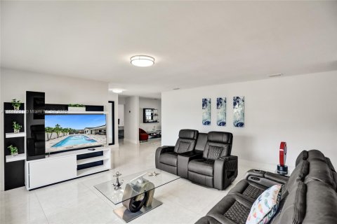 House in Miami, Florida 6 bedrooms, 325.07 sq.m. № 1942388 - photo 11