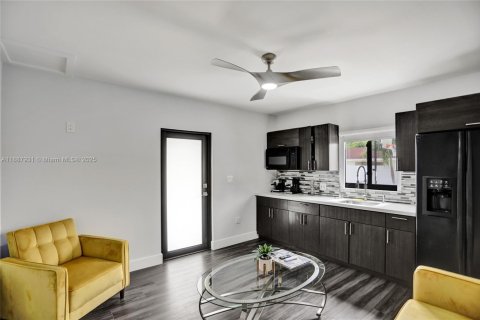 House in Miami, Florida 6 bedrooms, 325.07 sq.m. № 1942388 - photo 20