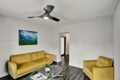 House in Miami, Florida 6 bedrooms, 325.07 sq.m. № 1942388 - photo 23