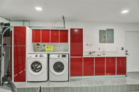 House in Miami, Florida 6 bedrooms, 325.07 sq.m. № 1942388 - photo 27
