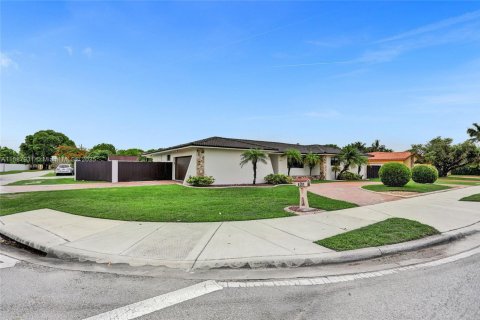 House in Miami, Florida 6 bedrooms, 325.07 sq.m. № 1942388 - photo 2