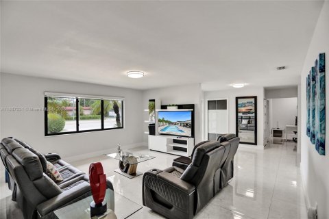 House in Miami, Florida 6 bedrooms, 325.07 sq.m. № 1942388 - photo 10