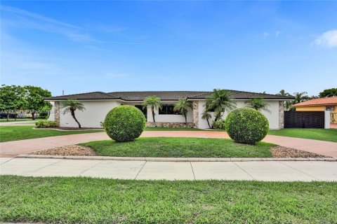 House in Miami, Florida 6 bedrooms, 325.07 sq.m. № 1942388 - photo 5