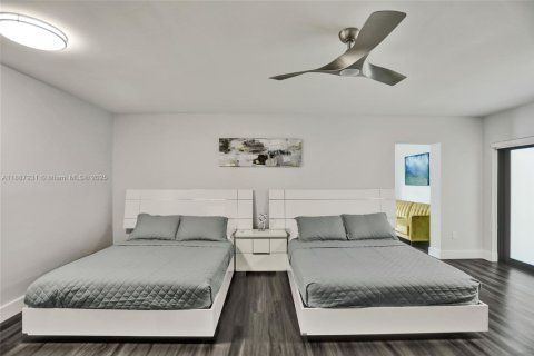 House in Miami, Florida 6 bedrooms, 325.07 sq.m. № 1942388 - photo 15