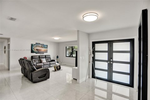 House in Miami, Florida 6 bedrooms, 325.07 sq.m. № 1942388 - photo 7