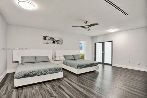 House in Miami, Florida 6 bedrooms, 325.07 sq.m. № 1942388 - photo 14