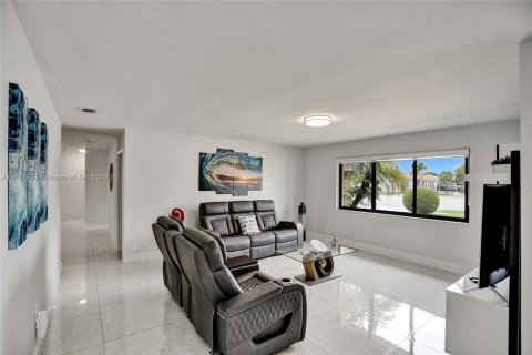 House in Miami, Florida 6 bedrooms, 325.07 sq.m. № 1942388 - photo 8