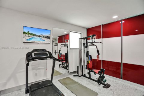 House in Miami, Florida 6 bedrooms, 325.07 sq.m. № 1942388 - photo 28