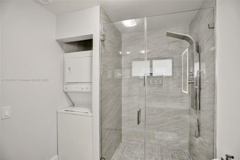 House in Miami, Florida 6 bedrooms, 325.07 sq.m. № 1942388 - photo 17