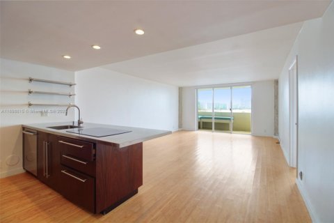 Condo in Miami Beach, Florida, 1 bedroom  № 1950620 - photo 2