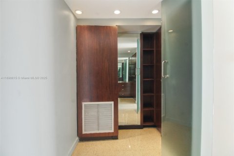 Condo in Miami Beach, Florida, 1 bedroom  № 1950620 - photo 10