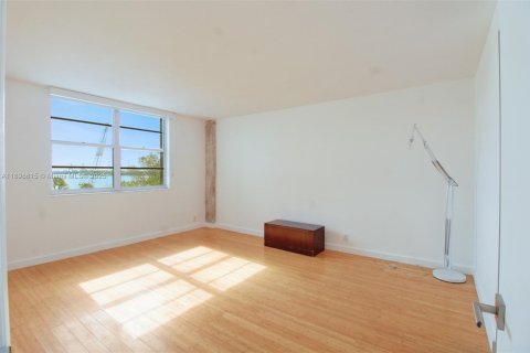 Condo in Miami Beach, Florida, 1 bedroom  № 1950620 - photo 8