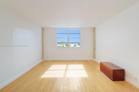 Condo in Miami Beach, Florida, 1 bedroom  № 1950620 - photo 9