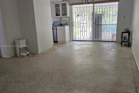 House in Hialeah, Florida 3 bedrooms, 107.3 sq.m. № 2192060 - photo 13