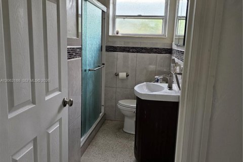 House in Hialeah, Florida 3 bedrooms, 107.3 sq.m. № 2192060 - photo 7