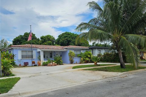 House in Hialeah, Florida 3 bedrooms, 107.3 sq.m. № 2192060