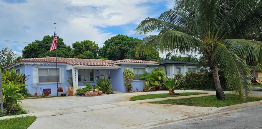 House in Hialeah, Florida 3 bedrooms, 107.3 sq.m. № 2192060