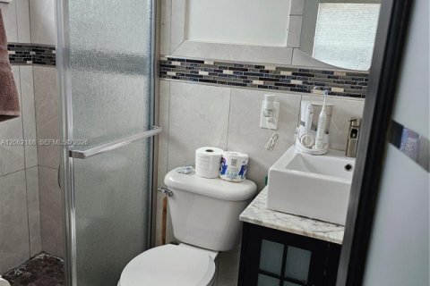 House in Hialeah, Florida 3 bedrooms, 107.3 sq.m. № 2192060 - photo 4
