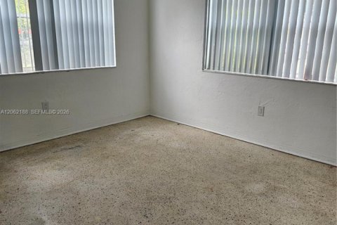 House in Hialeah, Florida 3 bedrooms, 107.3 sq.m. № 2192060 - photo 10