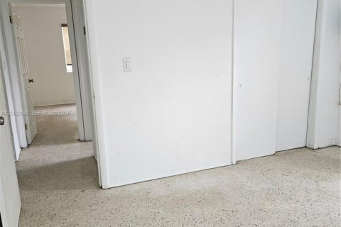 House in Hialeah, Florida 3 bedrooms, 107.3 sq.m. № 2192060 - photo 11