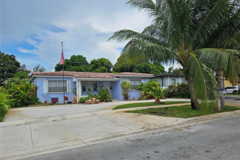 House in Hialeah, Florida 3 bedrooms, 107.3 sq.m. № 2192060 - photo 2