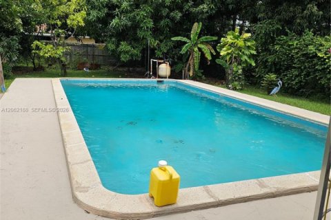 House in Hialeah, Florida 3 bedrooms, 107.3 sq.m. № 2192060 - photo 17