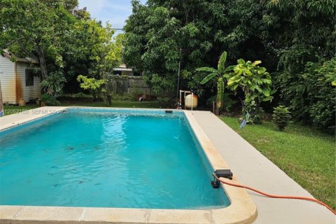 House in Hialeah, Florida 3 bedrooms, 107.3 sq.m. № 2192060 - photo 20