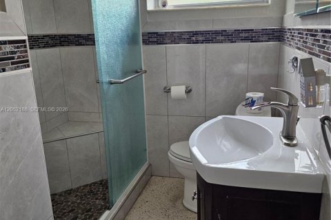 House in Hialeah, Florida 3 bedrooms, 107.3 sq.m. № 2192060 - photo 9