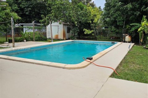 House in Hialeah, Florida 3 bedrooms, 107.3 sq.m. № 2192060 - photo 18