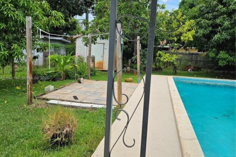 House in Hialeah, Florida 3 bedrooms, 107.3 sq.m. № 2192060 - photo 19