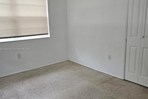 House in Hialeah, Florida 3 bedrooms, 107.3 sq.m. № 2192060 - photo 12