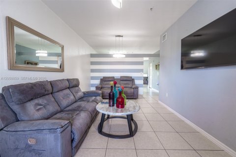 Copropriété à louer à Hialeah, Floride: 3 chambres, 110.18 m2 № 2158067 - photo 2