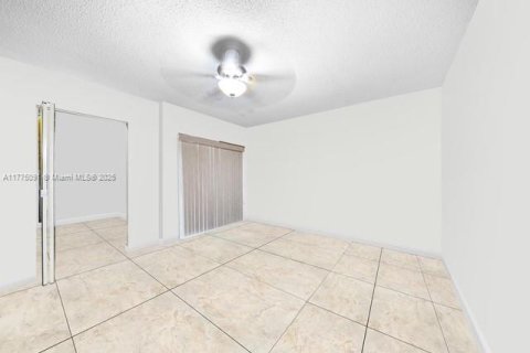 Adosado en venta en Miami, Florida, 3 dormitorios, 111.48 m2 № 1698138 - foto 17