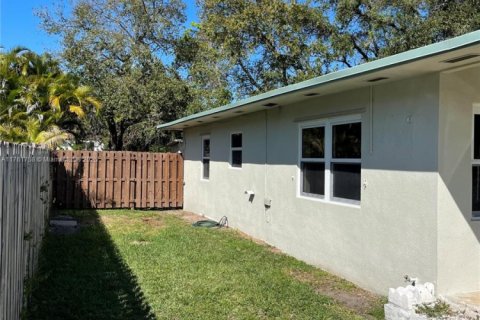 Propiedad comercial en venta en Dania Beach, Florida, 132.57 m2 № 1735645 - foto 2