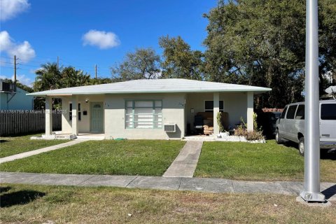 Propiedad comercial en venta en Dania Beach, Florida, 132.57 m2 № 1735645 - foto 1