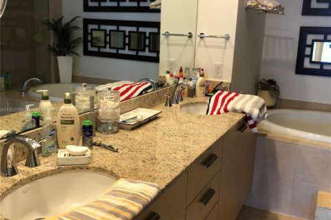 Copropriété à louer à Hallandale Beach, Floride: 3 chambres, 191.84 m2 № 1858846 - photo 17