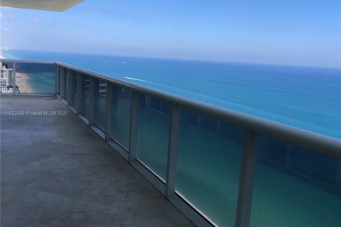 Copropriété à louer à Hallandale Beach, Floride: 3 chambres, 191.84 m2 № 1858846 - photo 1