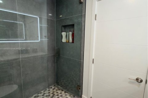 Casa en venta en Miami, Florida, 4 dormitorios, 164.34 m2 № 1943448 - foto 17