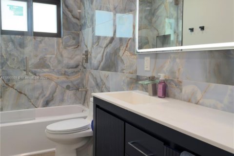 Casa en venta en Miami, Florida, 4 dormitorios, 164.34 m2 № 1943448 - foto 23