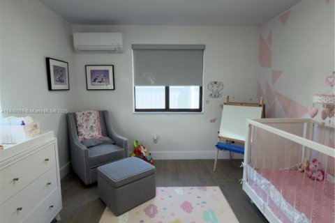 Casa en venta en Miami, Florida, 4 dormitorios, 164.34 m2 № 1943448 - foto 19