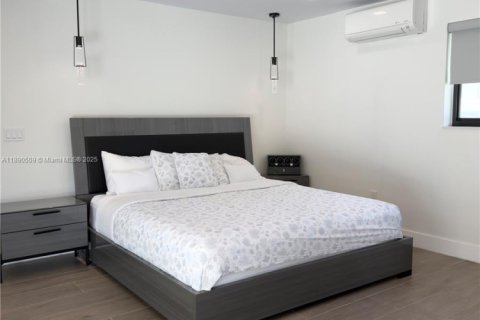 Casa en venta en Miami, Florida, 4 dormitorios, 164.34 m2 № 1943448 - foto 11
