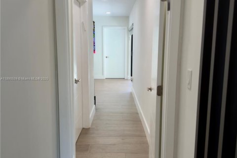 Casa en venta en Miami, Florida, 4 dormitorios, 164.34 m2 № 1943448 - foto 10